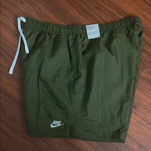 New Men’s Nike Green standard fit mid thigh length shorts NWT
